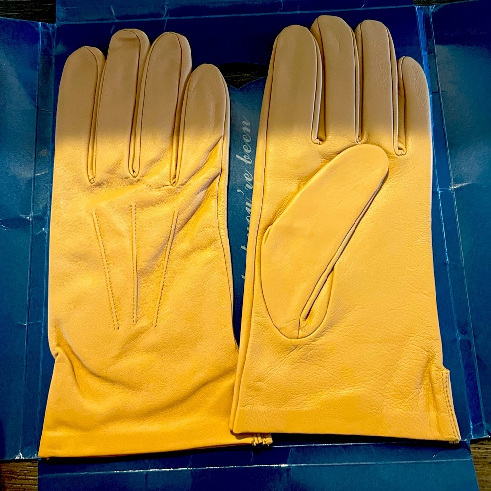 Women’s leather gloves